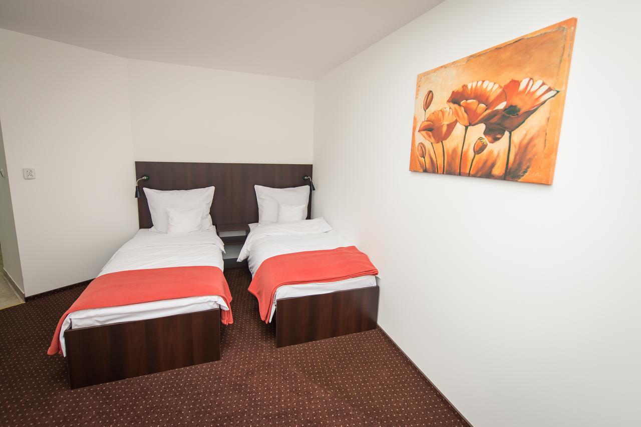Hotel First 2*